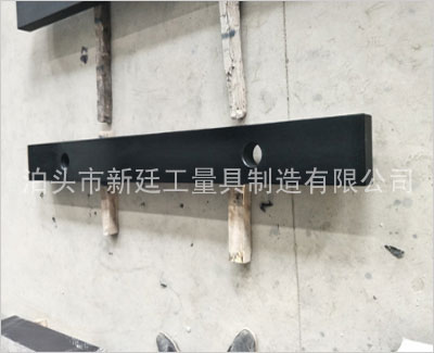 大理石平尺 大理石平尺 主要用于平行度和垂直度的檢測。 大理石平尺 主要礦物成份為逃石,斜長石,少量橄欖石,黑云母以及微量磁鐵礦,黑色色澤,結構*,經過億萬年的老化,質地均勻,